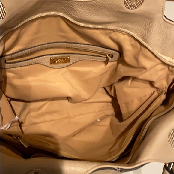 Women’s soft cream colored shoulder/handle purse - Picture 4 of 5